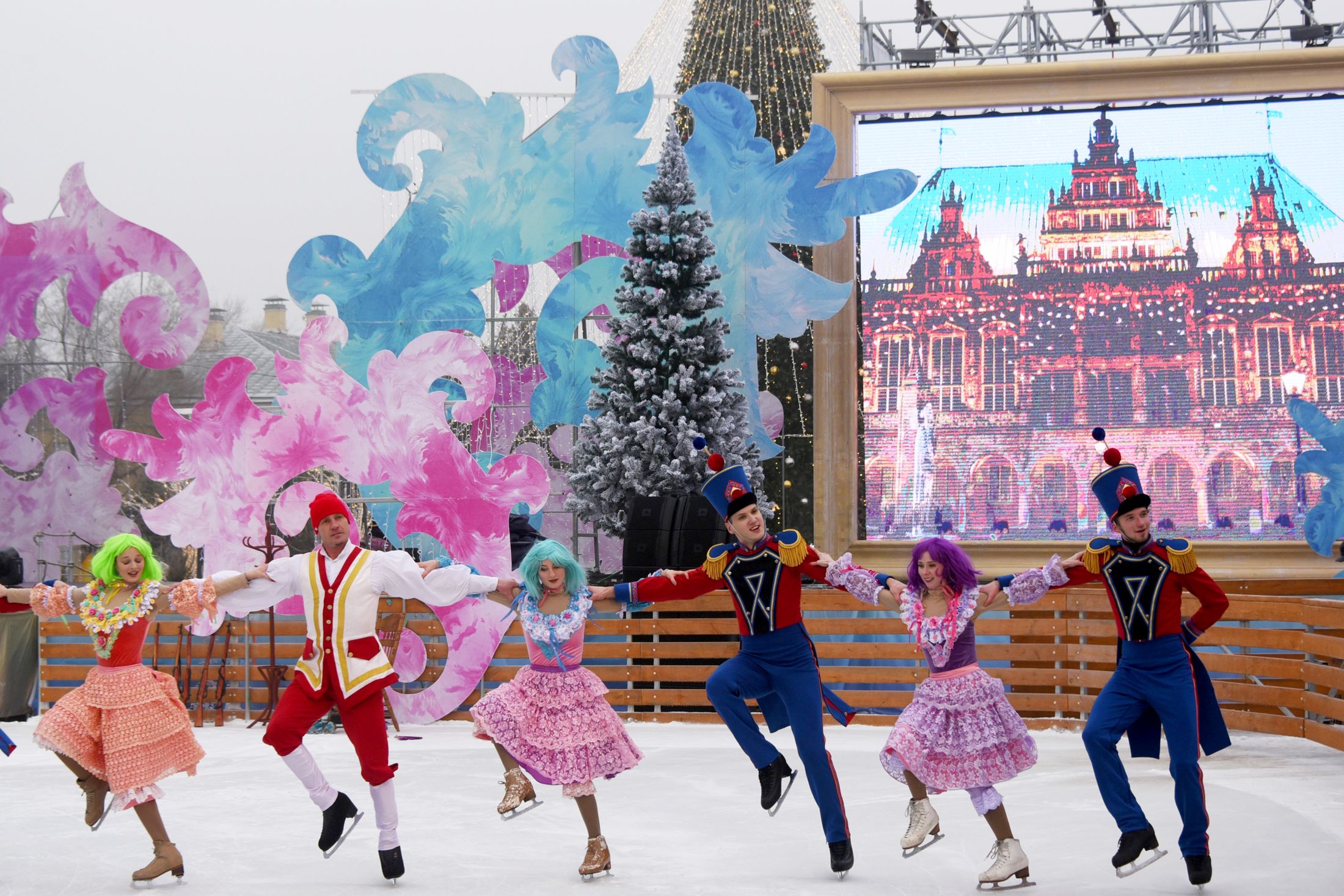 Фигуристы и солисты Большого театра устроили шоу в кремле Астрахани