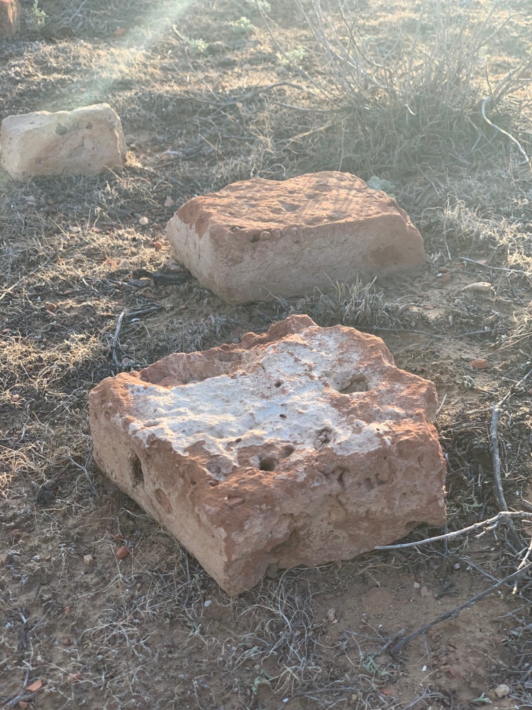 остатки Золотоордынского кирпича, у комплекса мазолеев в селе Лапас, Астраханской области.