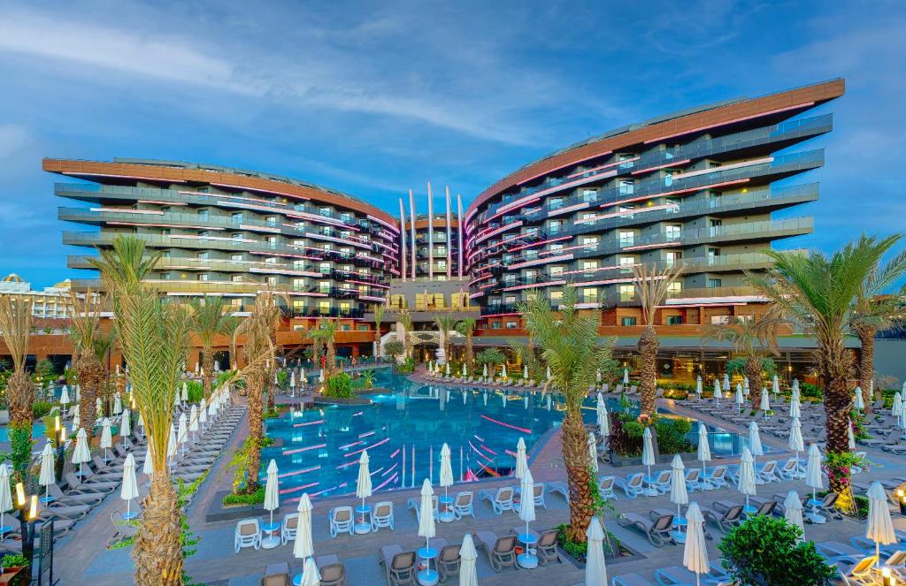  Kirman Calyptus Resort & Spa    .